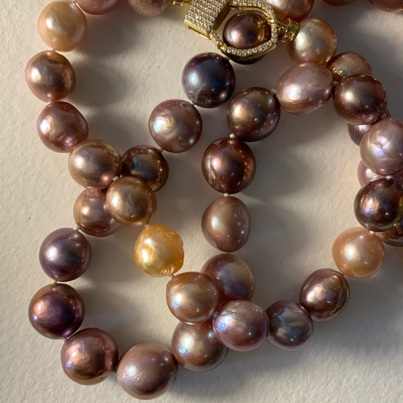 🌷NWT silk knotted strand of large lilac pearls - Picture 7 of 8